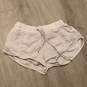 White size 6 Lulu lemon hotty hot shorts 2”